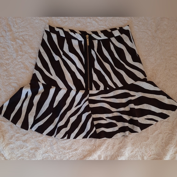 🔥🔥🔥SALE🔥🔥🔥NWOT Michael Kors Zebra Top & Skirt Set - Picture 3 of 10